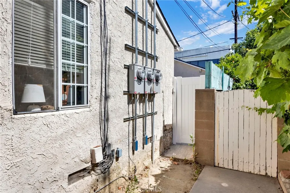 16938 Hartland Street Van Nuys, CA 91406