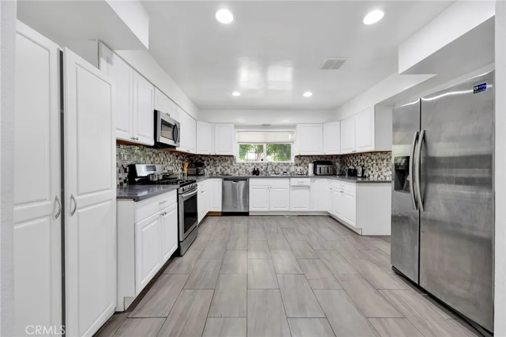 16938 Hartland Street Van Nuys, CA 91406