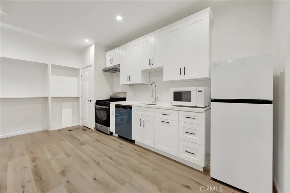 16938 Hartland Street Van Nuys, CA 91406