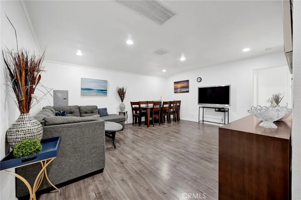16938 Hartland Street Van Nuys, CA 91406