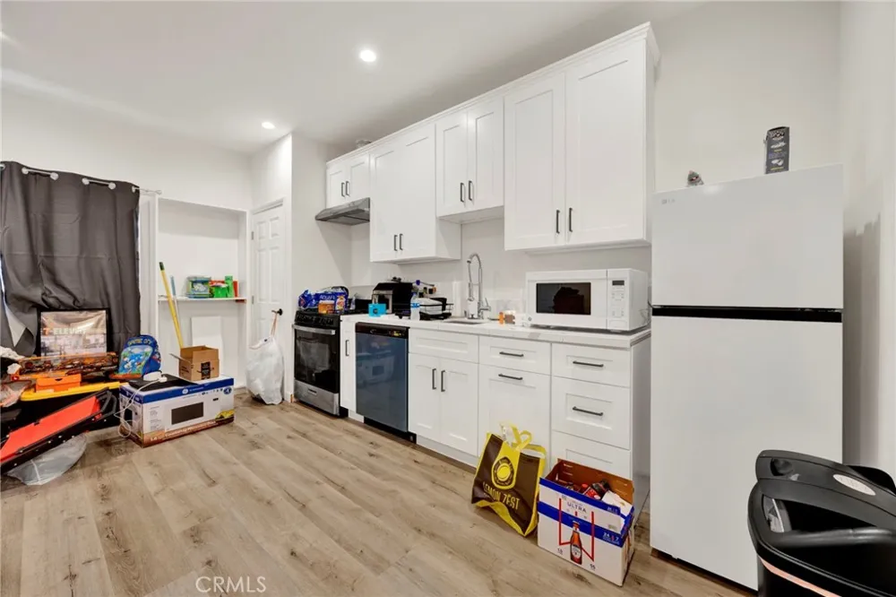 16938 Hartland Street Van Nuys, CA 91406