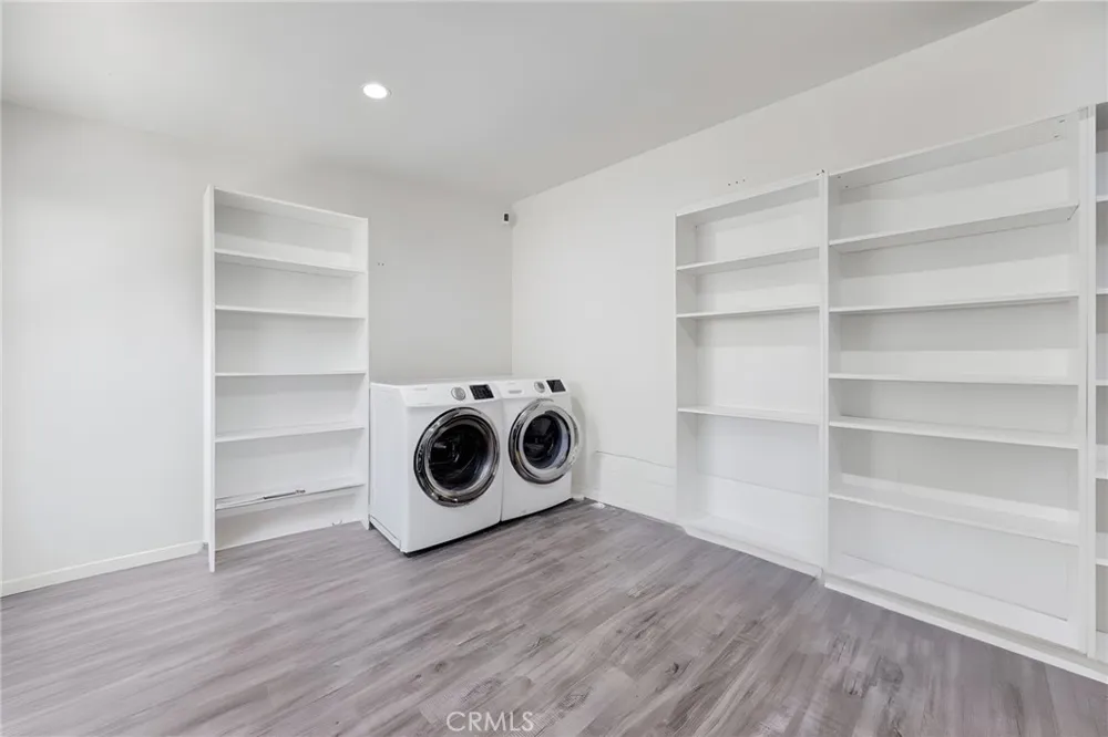 16938 Hartland Street Van Nuys, CA 91406