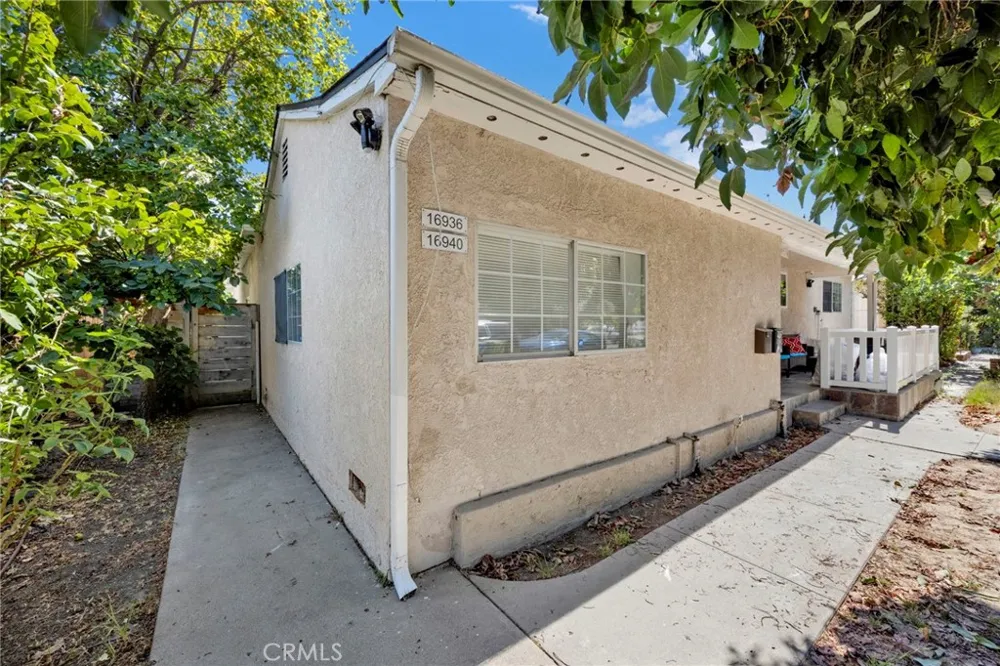 16938 Hartland Street Van Nuys, CA 91406