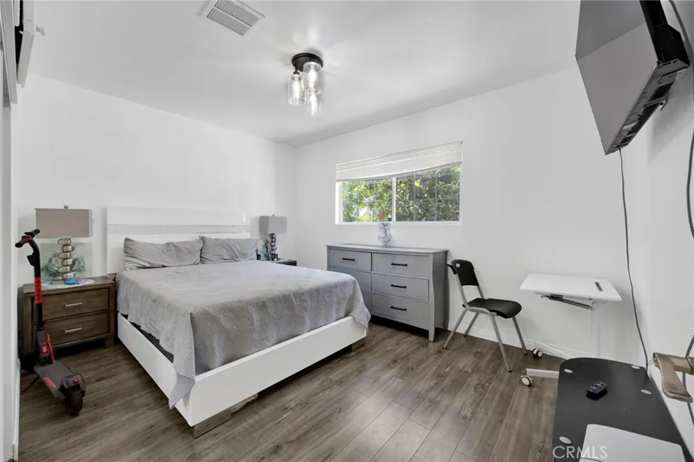 16938 Hartland Street Van Nuys, CA 91406
