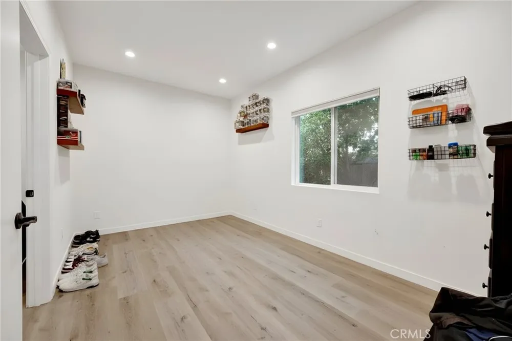 16938 Hartland Street Van Nuys, CA 91406