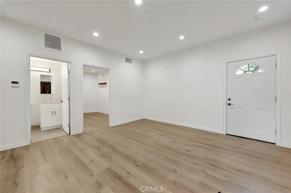 16938 Hartland Street Van Nuys, CA 91406