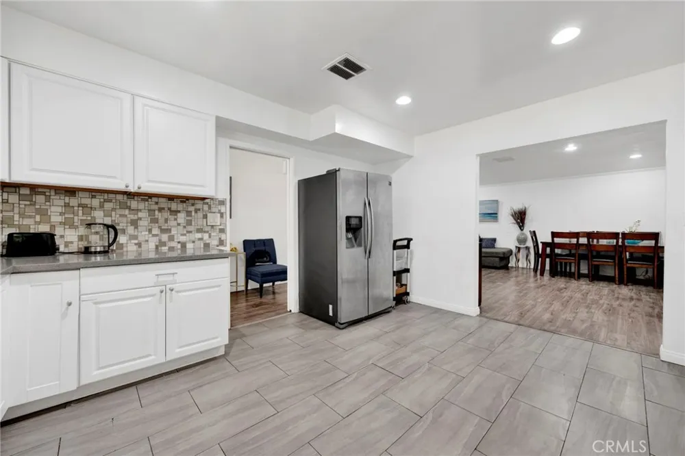 16938 Hartland Street Van Nuys, CA 91406