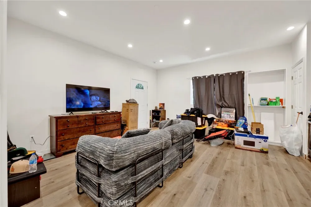 16938 Hartland Street Van Nuys, CA 91406