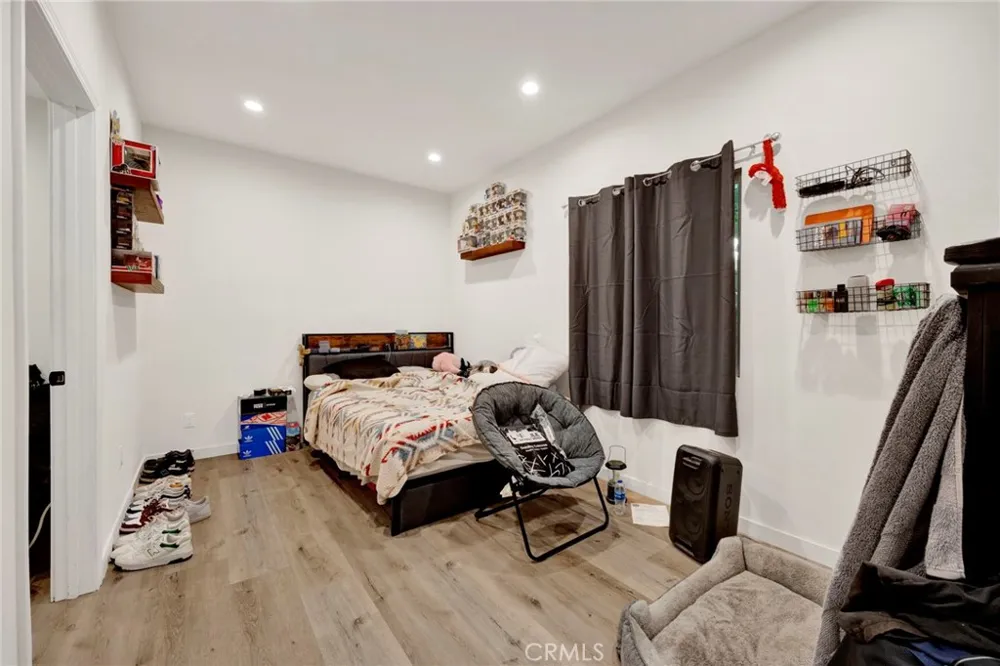 16938 Hartland Street Van Nuys, CA 91406