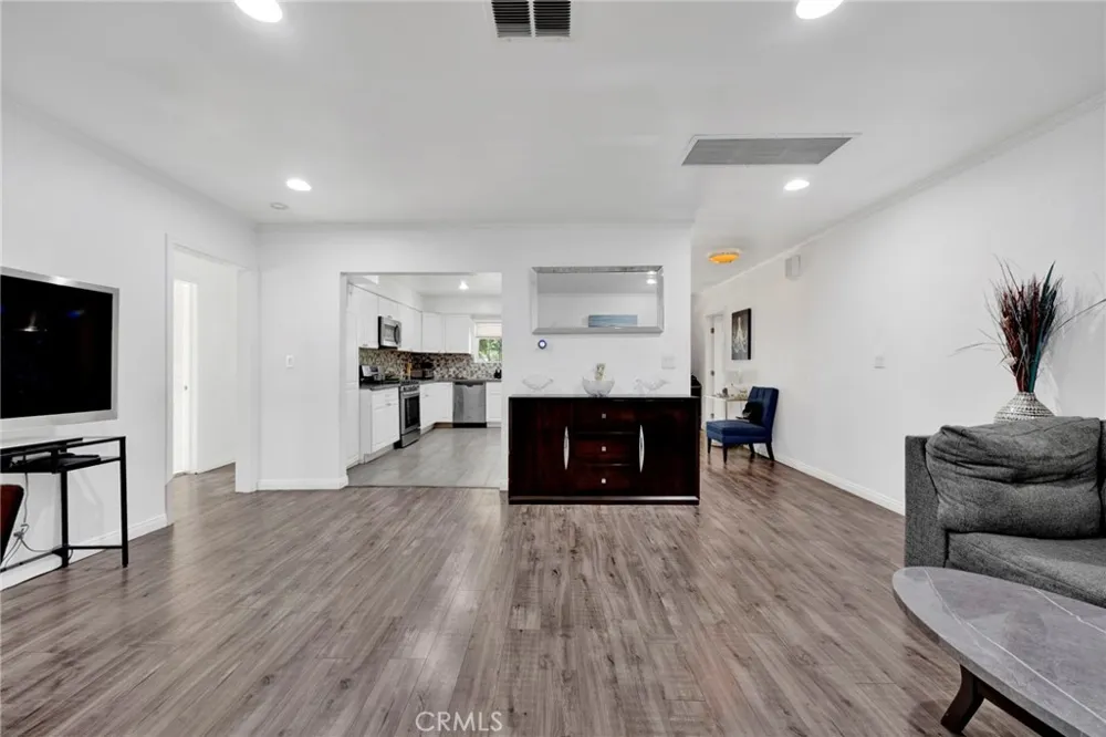 16938 Hartland Street Van Nuys, CA 91406