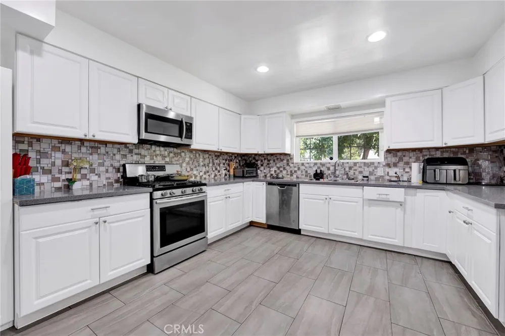 16938 Hartland Street Van Nuys, CA 91406