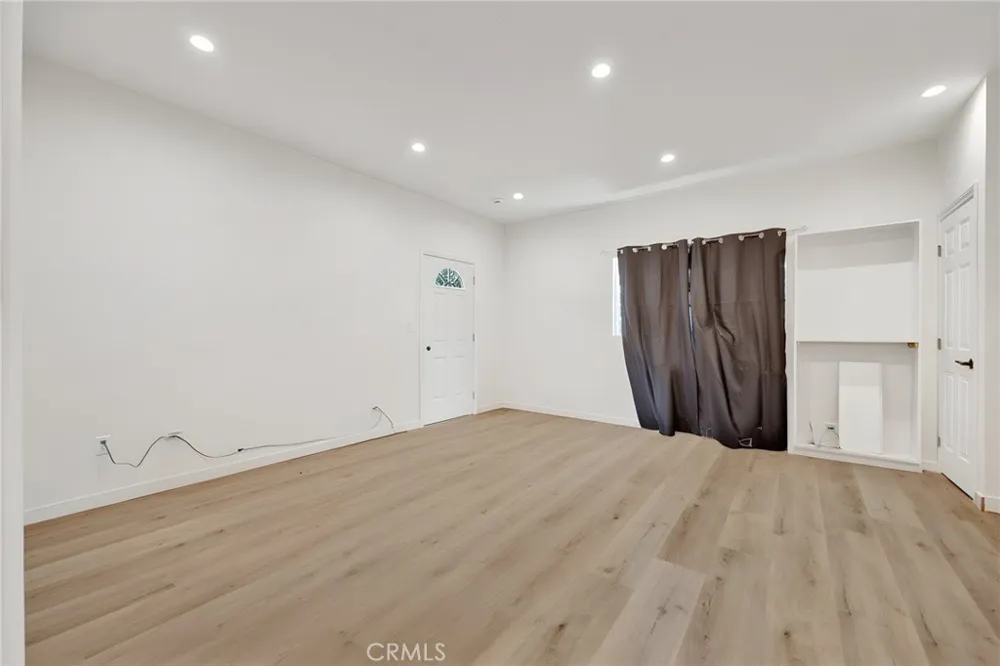 16938 Hartland Street Van Nuys, CA 91406