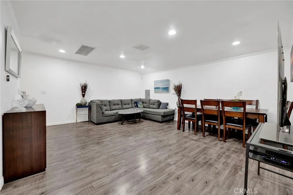 16938 Hartland Street Van Nuys, CA 91406