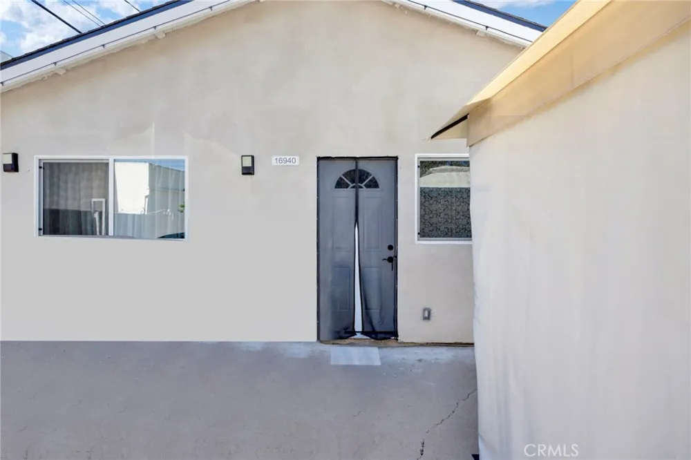 16938 Hartland Street Van Nuys, CA 91406