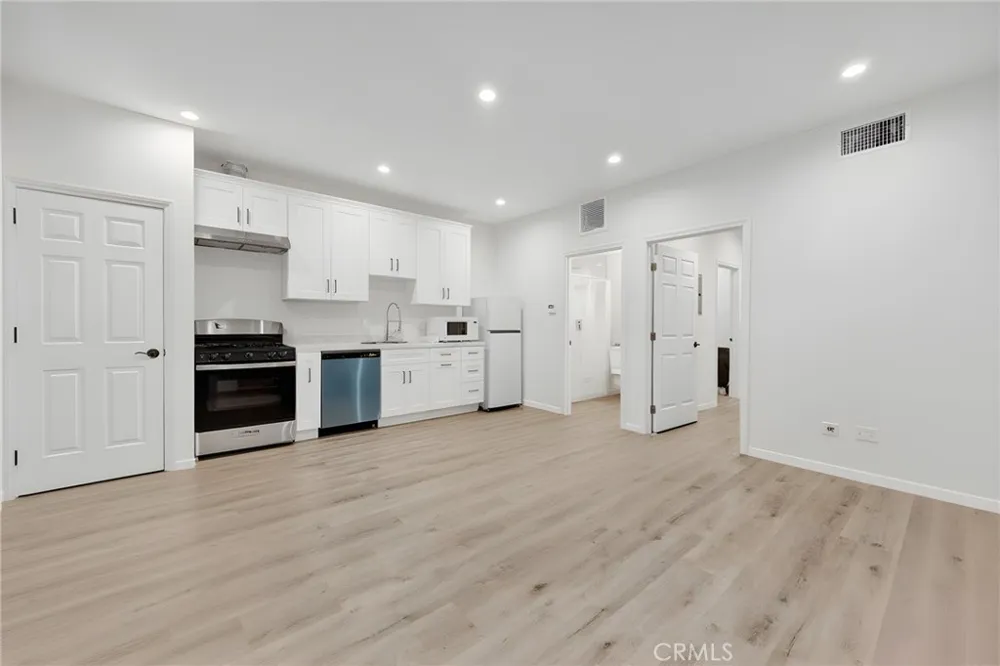 16938 Hartland Street Van Nuys, CA 91406