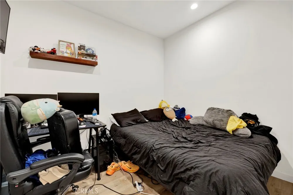 16938 Hartland Street Van Nuys, CA 91406