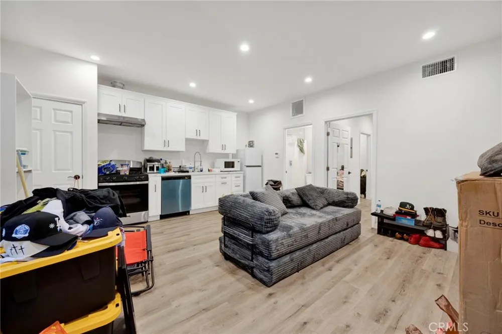 16938 Hartland Street Van Nuys, CA 91406