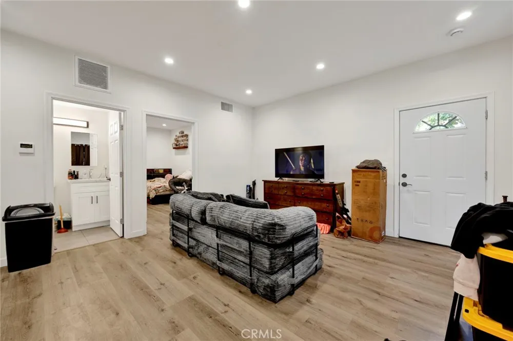 16938 Hartland Street Van Nuys, CA 91406