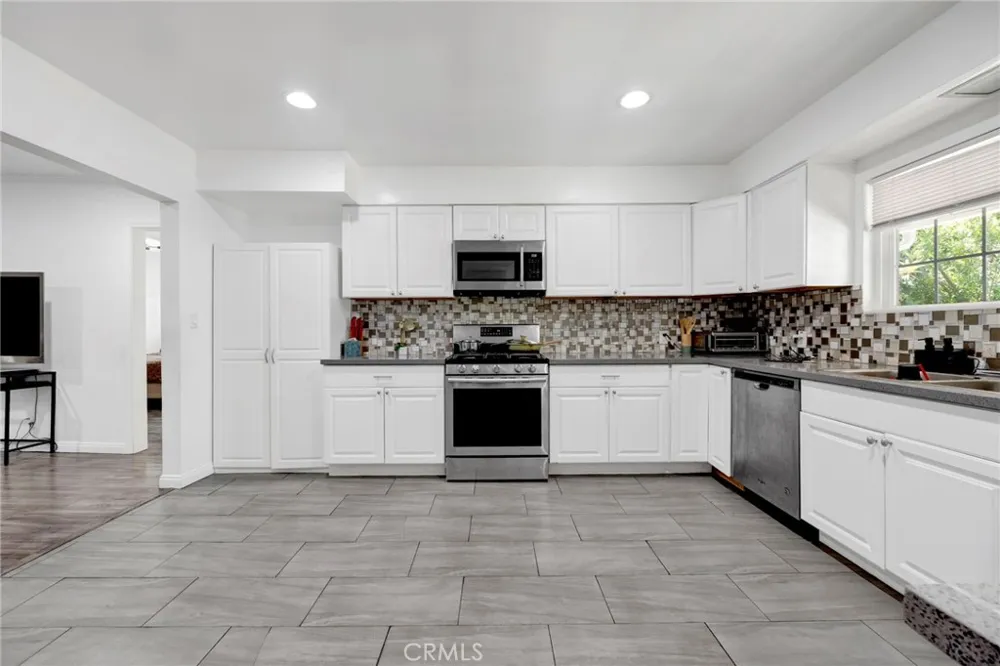 16938 Hartland Street Van Nuys, CA 91406