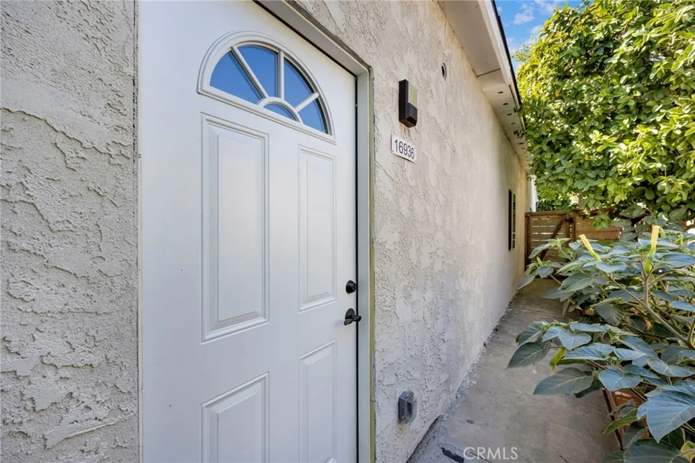 16938 Hartland Street Van Nuys, CA 91406