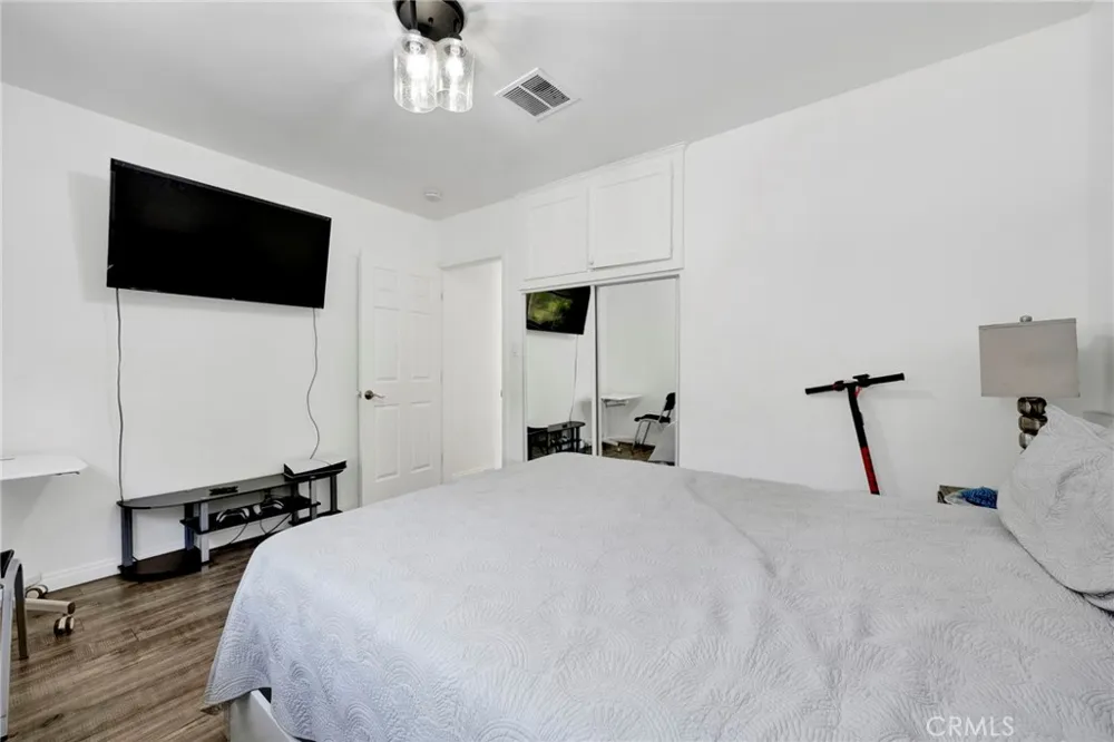 16938 Hartland Street Van Nuys, CA 91406