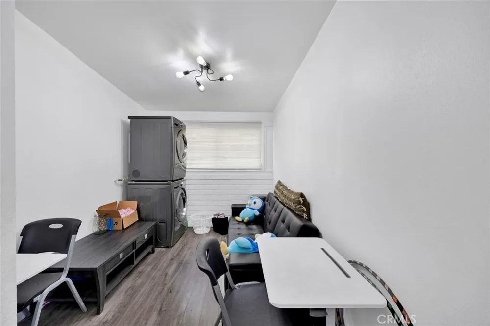 16938 Hartland Street Van Nuys, CA 91406