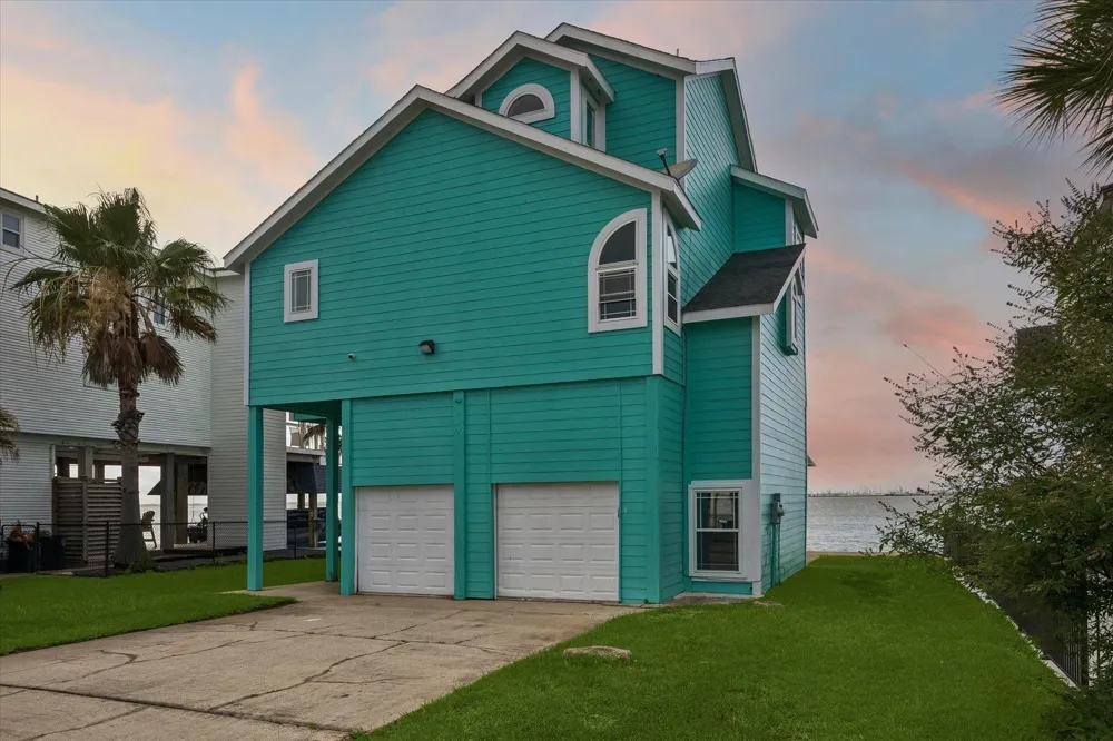 407 Isles End Road Tiki Island, TX 77554