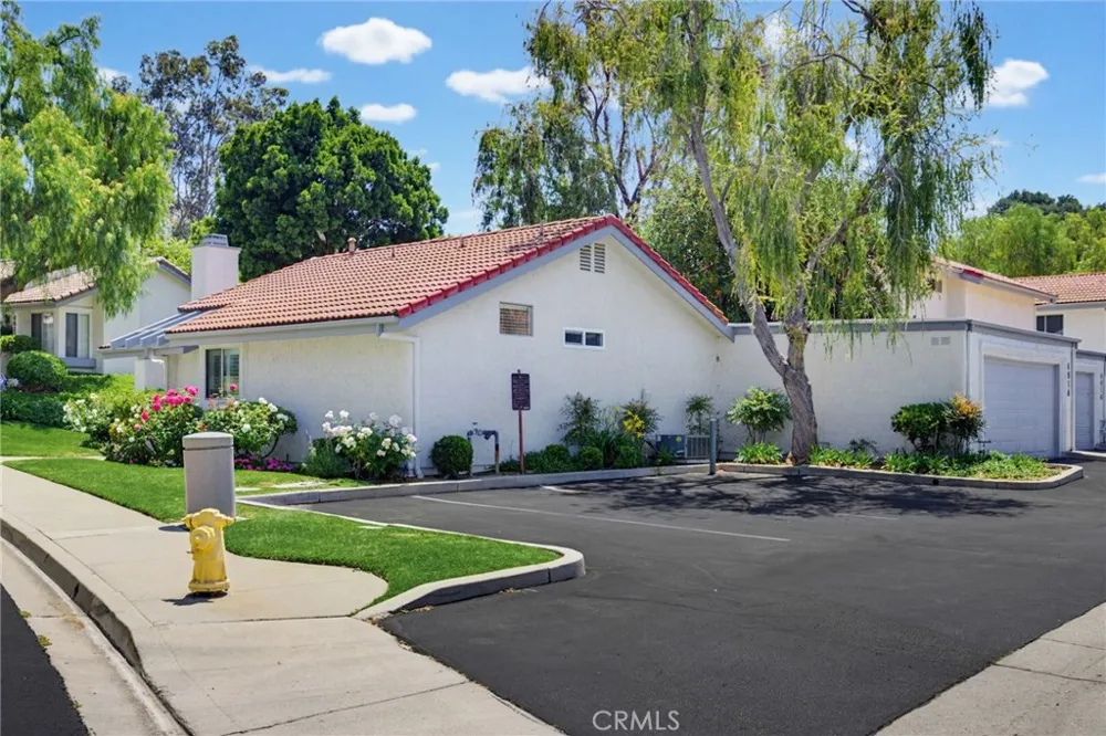 6818 Poppyview Drive Oak Park, CA 91377