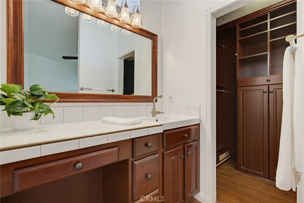 6818 Poppyview Drive Oak Park, CA 91377