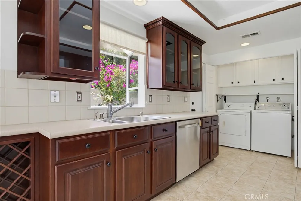 6818 Poppyview Drive Oak Park, CA 91377