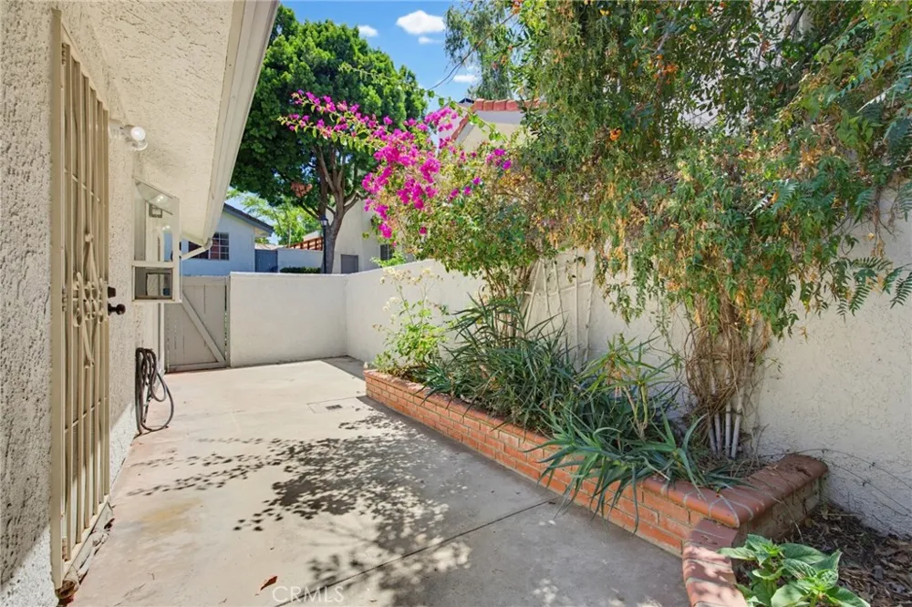 6818 Poppyview Drive Oak Park, CA 91377