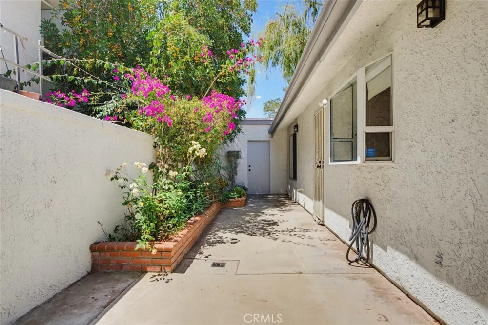 6818 Poppyview Drive Oak Park, CA 91377
