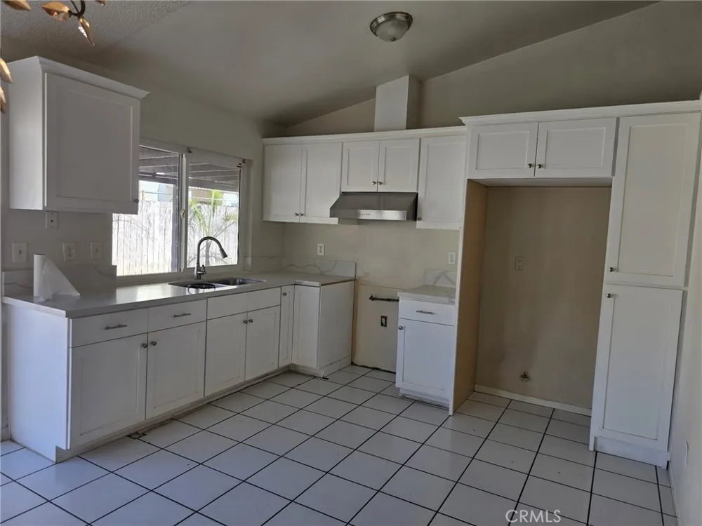 1529 Apple Creek Perris, CA 92571