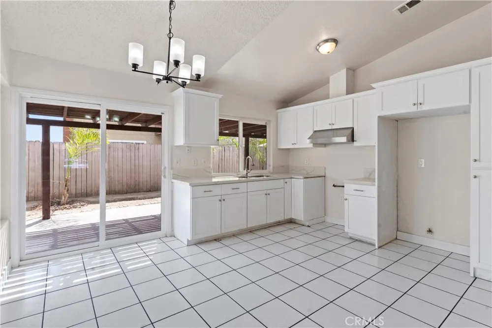 1529 Apple Creek Perris, CA 92571