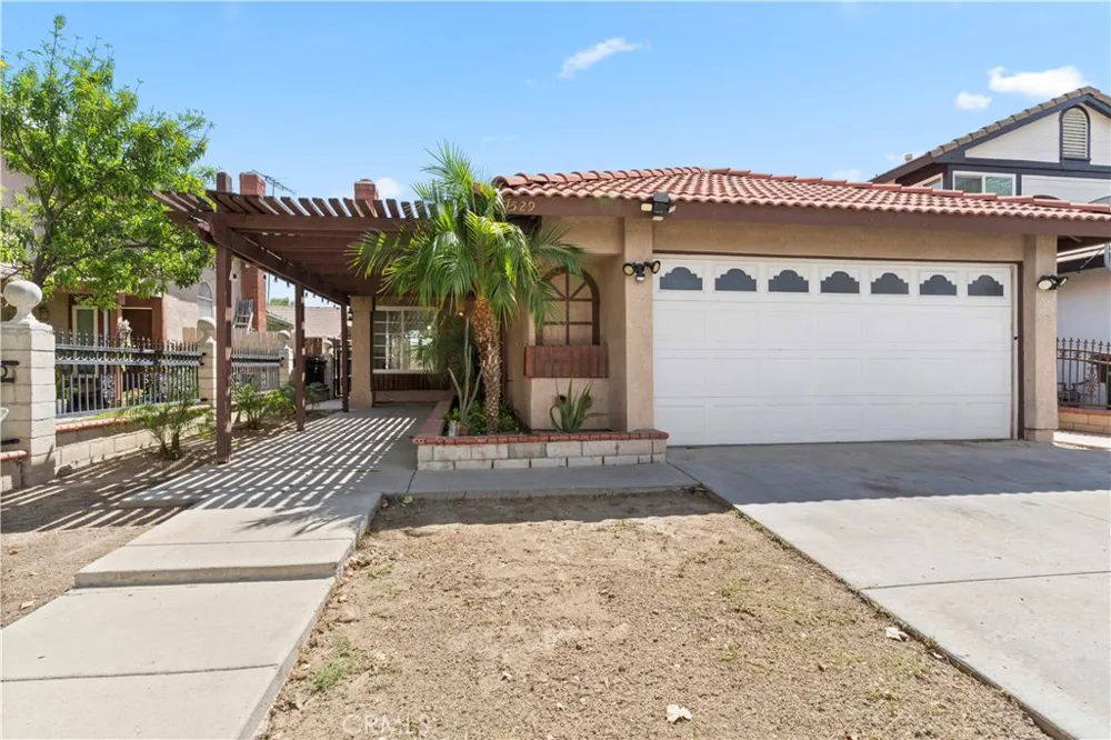 1529 Apple Creek Perris, CA 92571
