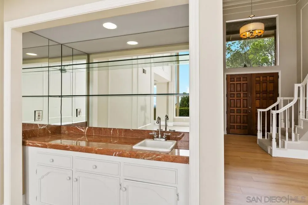 2097 Caminito Capa La Jolla, CA 92037