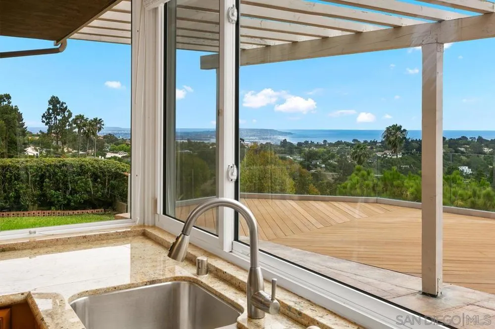2097 Caminito Capa La Jolla, CA 92037