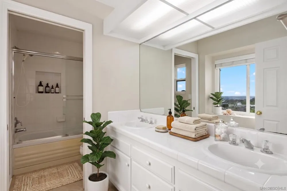 2097 Caminito Capa La Jolla, CA 92037