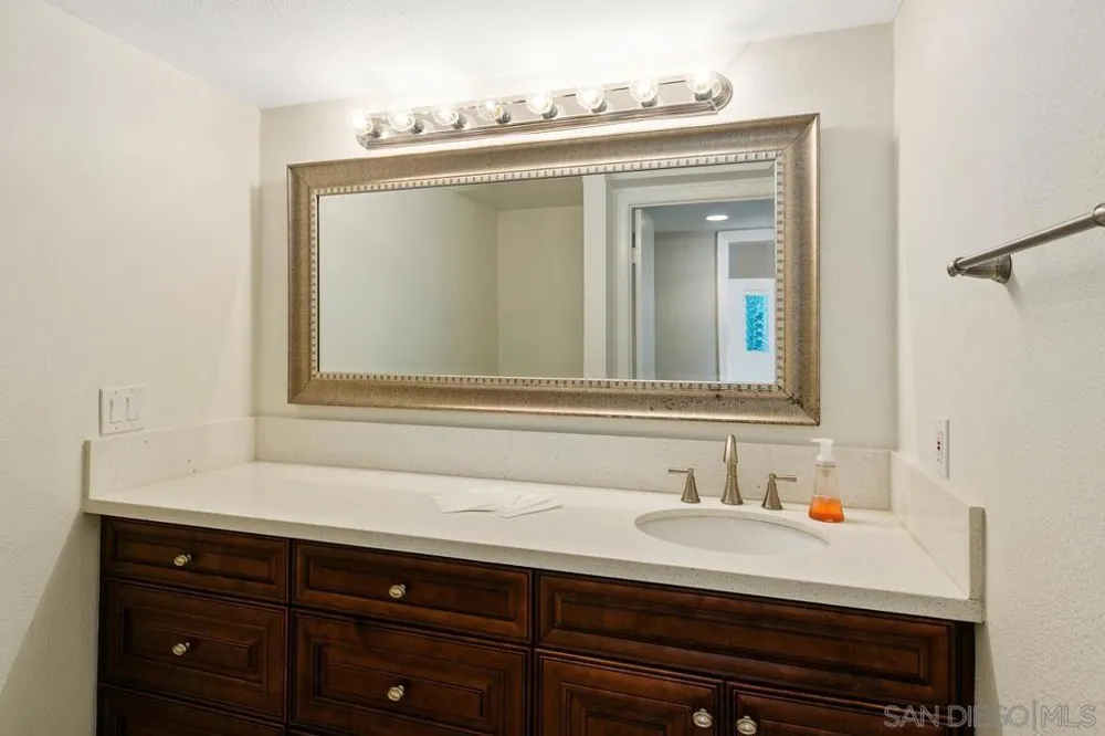 2097 Caminito Capa La Jolla, CA 92037