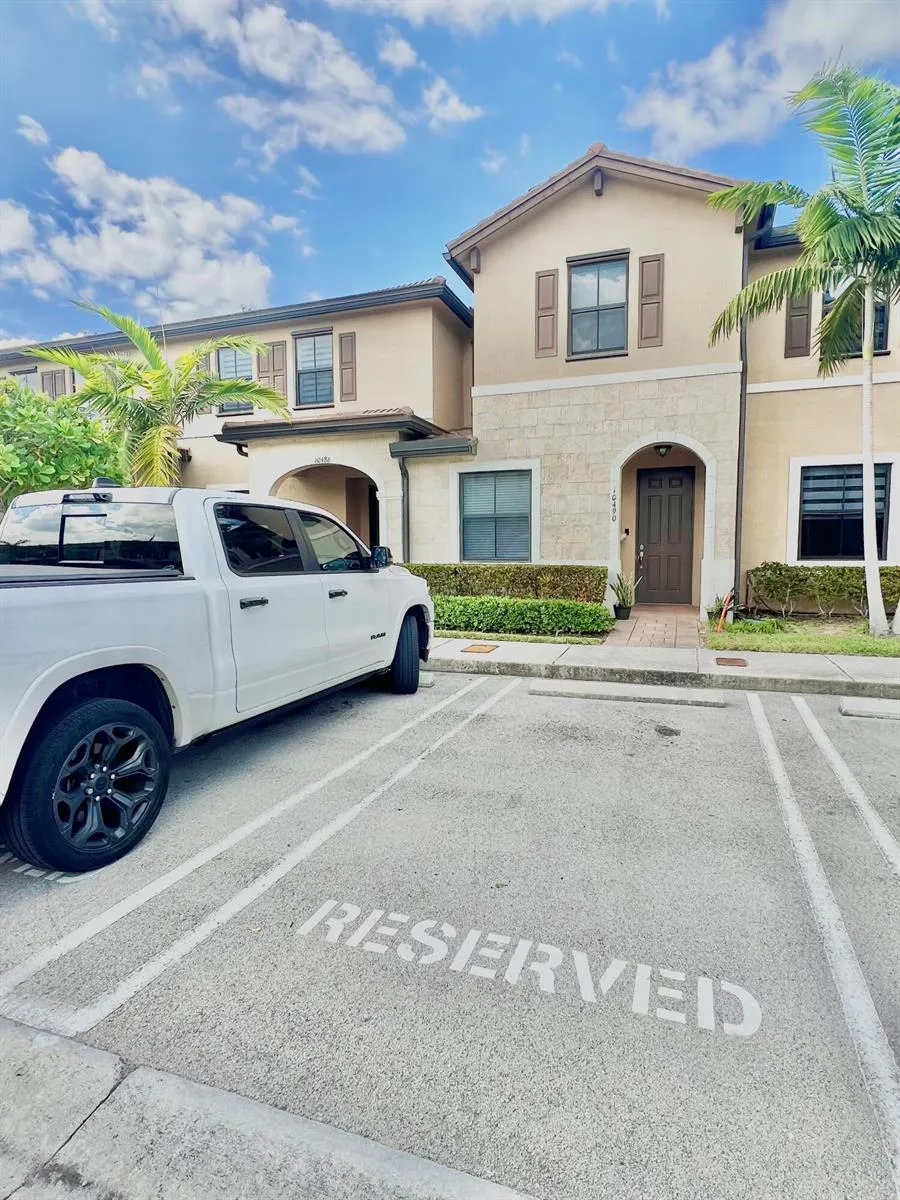 10490 W 33rd Way Hialeah, FL 33018