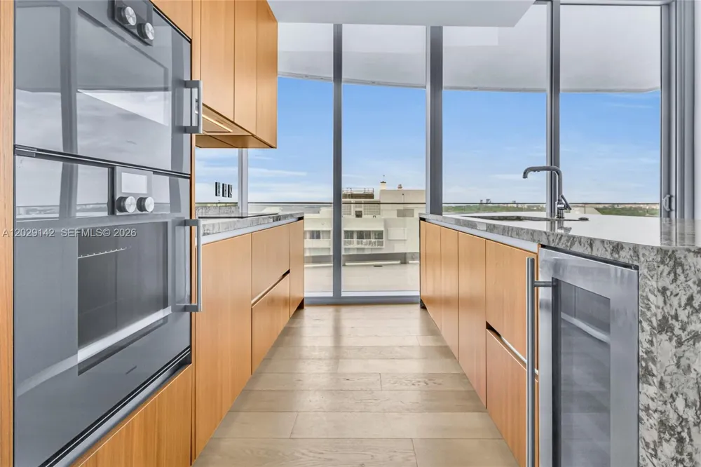 175 SE 25 Rd #1103 Miami, FL 33129