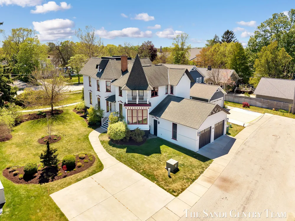 318 Rachaels Way Spring Lake Village, MI 49456