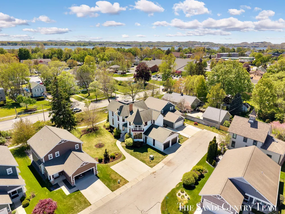 318 Rachaels Way Spring Lake Village, MI 49456