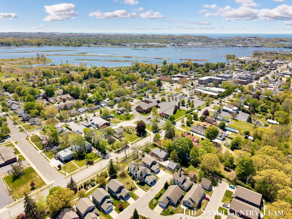 318 Rachaels Way Spring Lake Village, MI 49456
