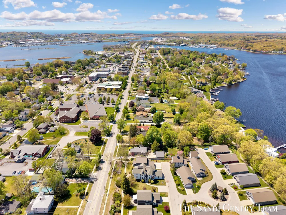 318 Rachaels Way Spring Lake Village, MI 49456