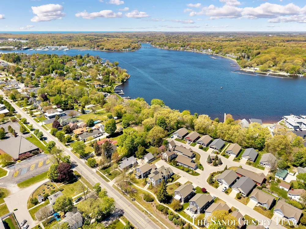 318 Rachaels Way Spring Lake Village, MI 49456