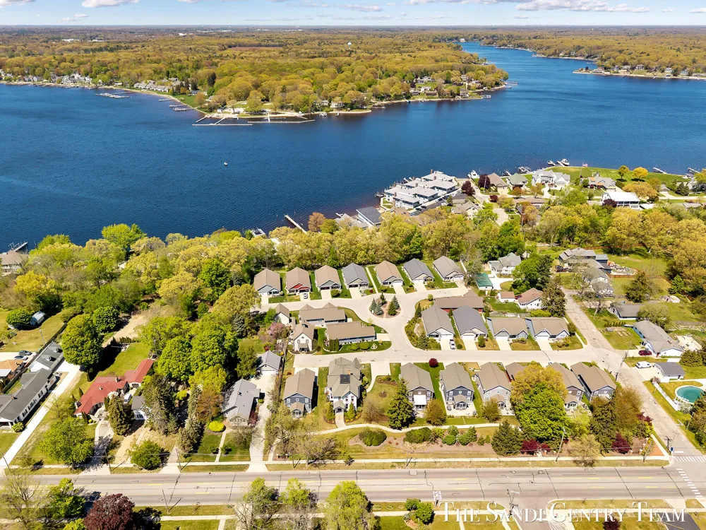 318 Rachaels Way Spring Lake Village, MI 49456