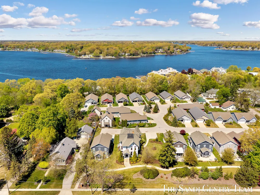 318 Rachaels Way Spring Lake Village, MI 49456