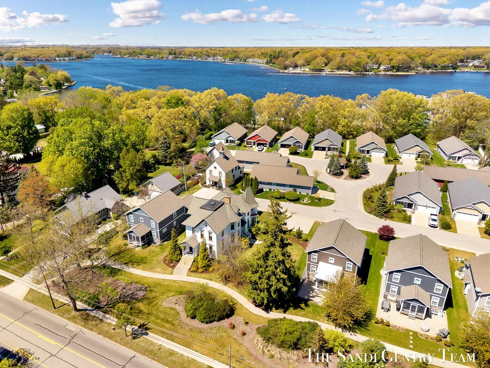 318 Rachaels Way Spring Lake Village, MI 49456