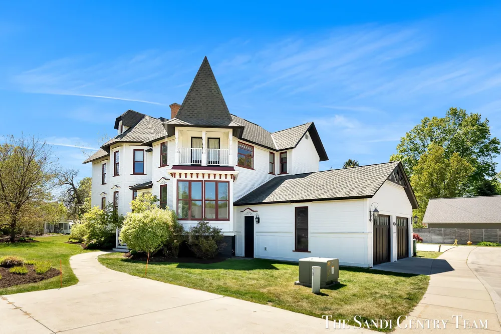 318 Rachaels Way Spring Lake Village, MI 49456